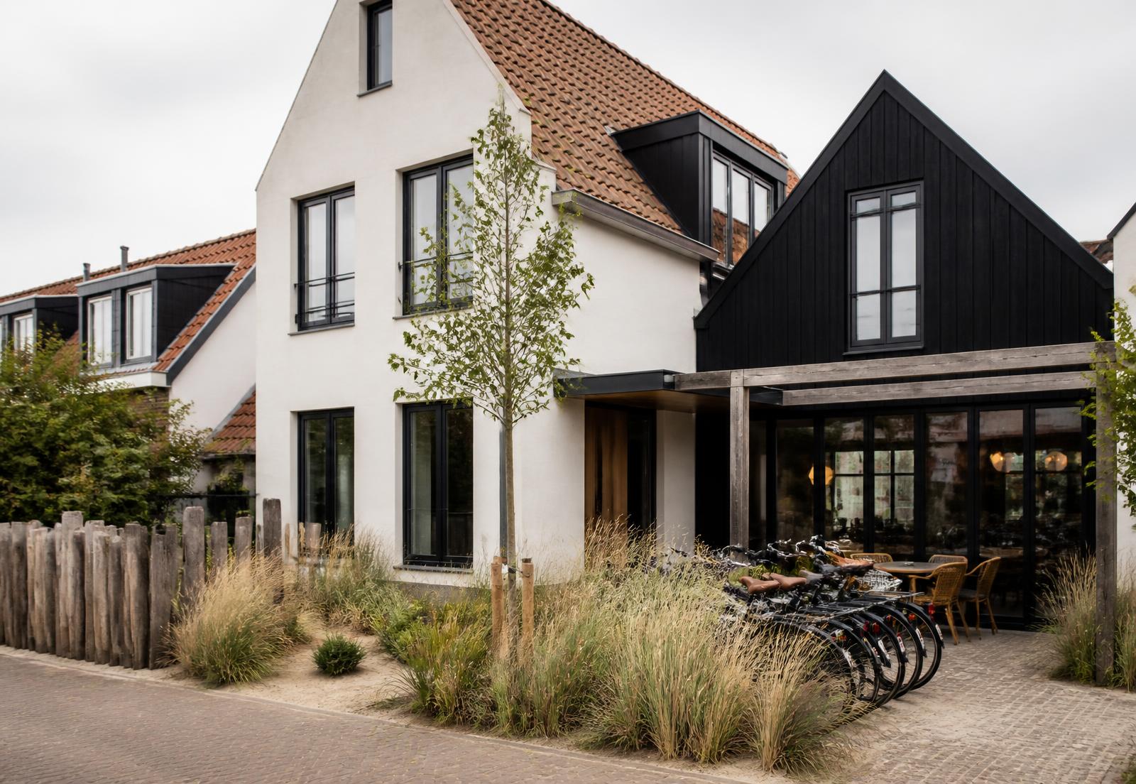 Buitenzijde van het hotel met fietsen bij de entree